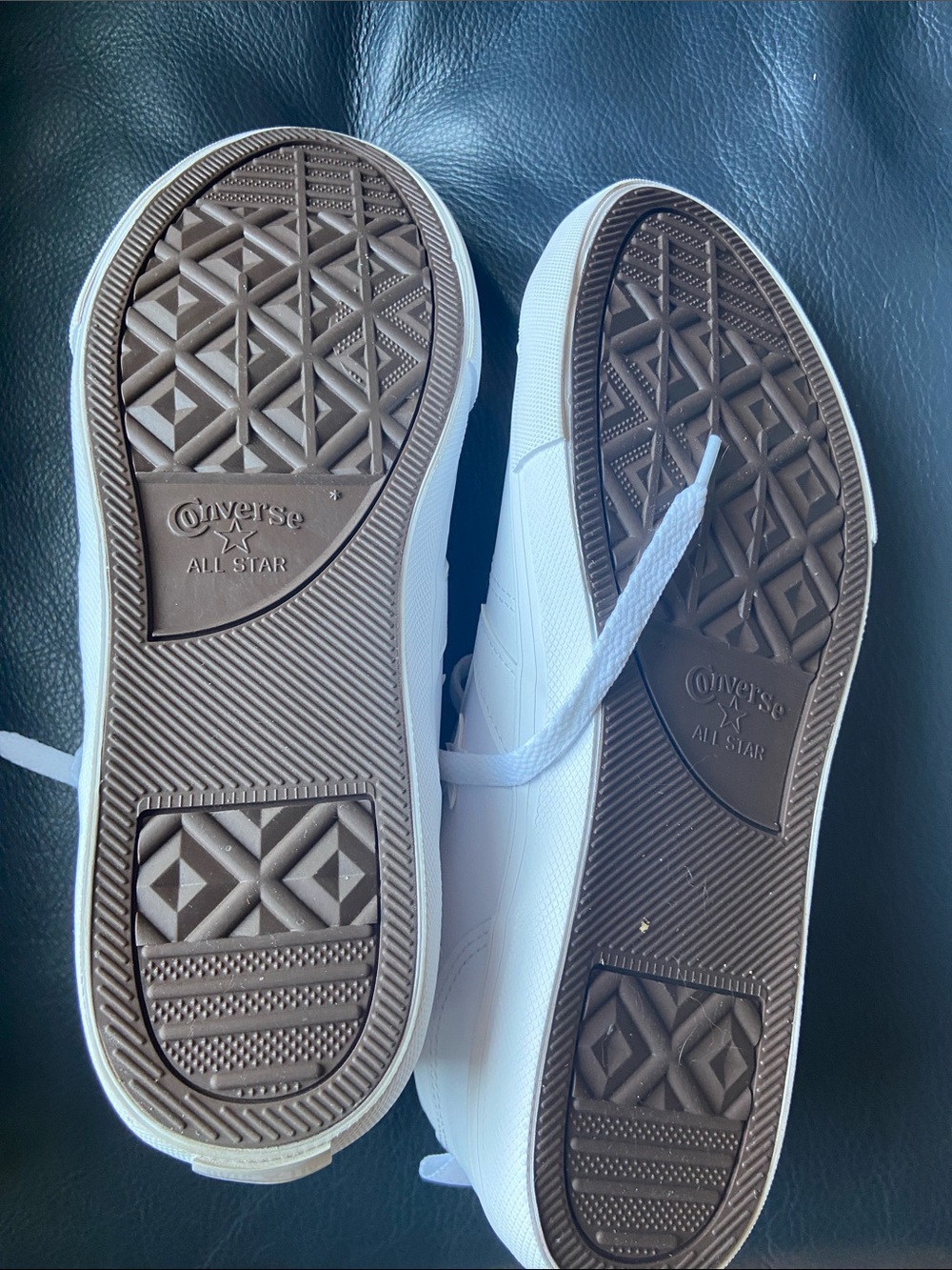 Converse White Low-Top Sneakers - Clean Lace-Up Style kids size 7 - Picture 5 of 5